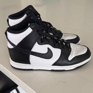 Nike Women's Black and White Sneakers